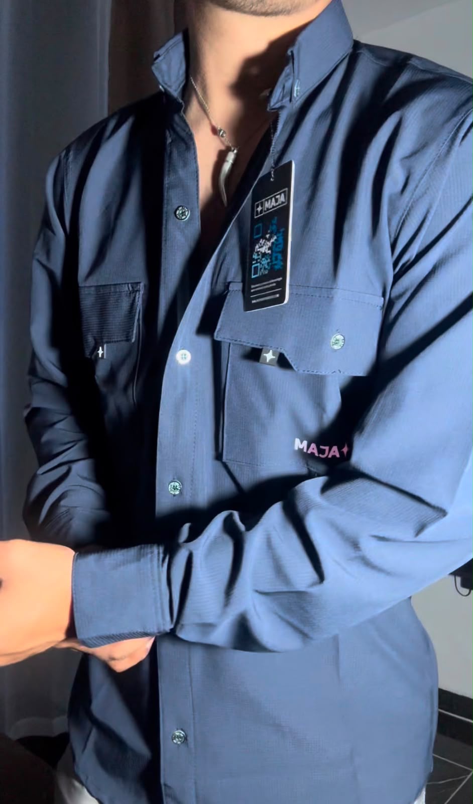 Maja la camisa impermeable que no sacrifica el estilo.