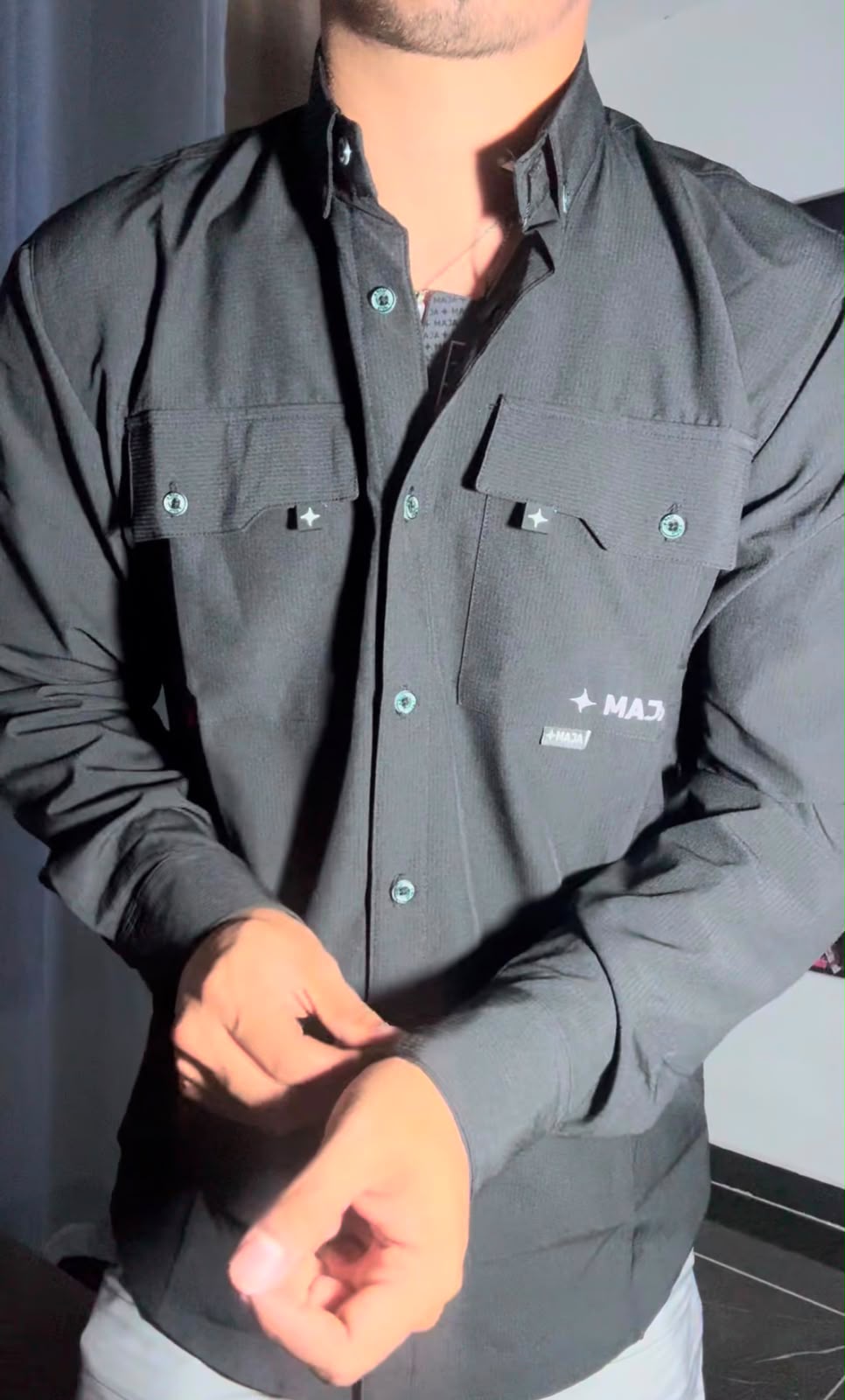 Maja la camisa impermeable que no sacrifica el estilo.