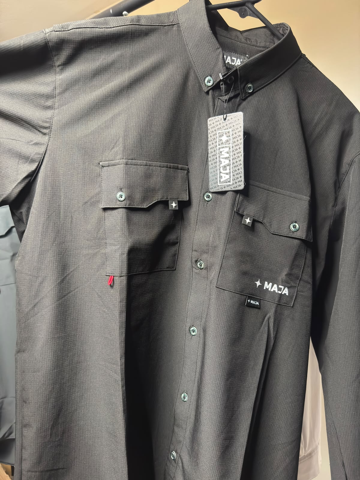 Maja la camisa impermeable que no sacrifica el estilo.