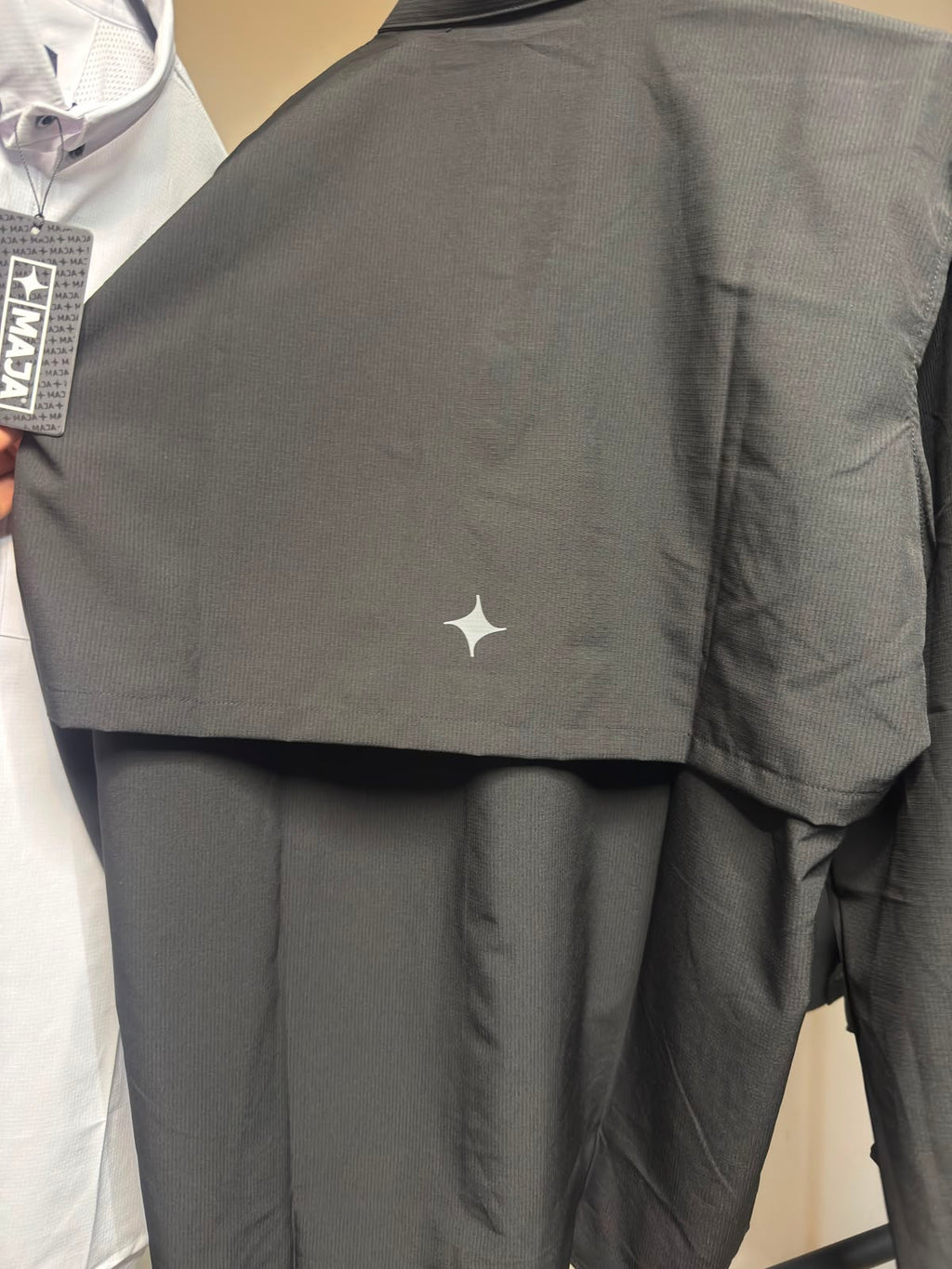 Maja la camisa impermeable que no sacrifica el estilo.