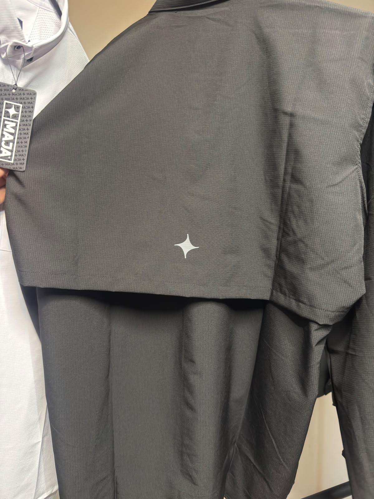 Maja la camisa impermeable que no sacrifica el estilo.