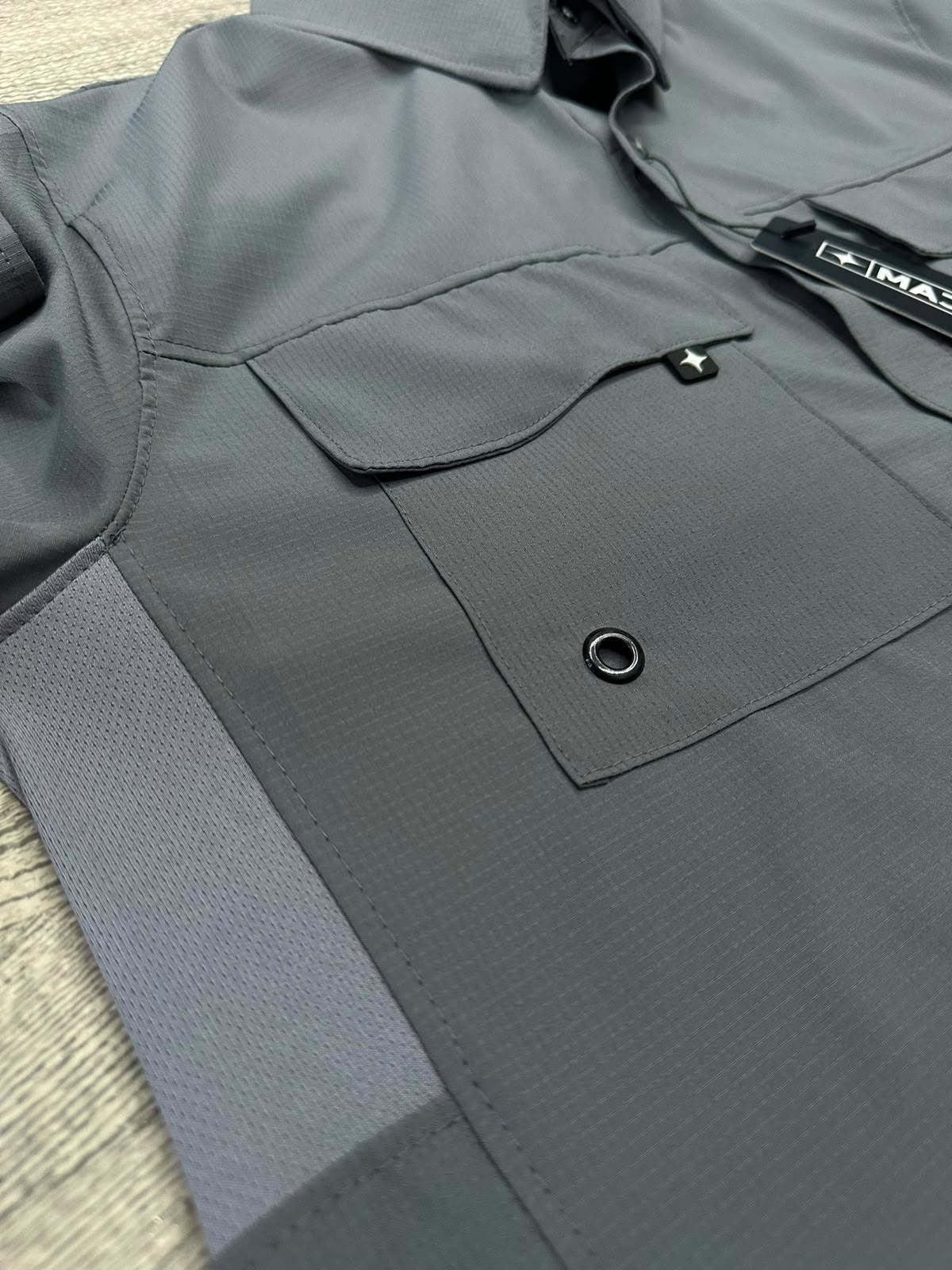 Maja la camisa impermeable que no sacrifica el estilo.
